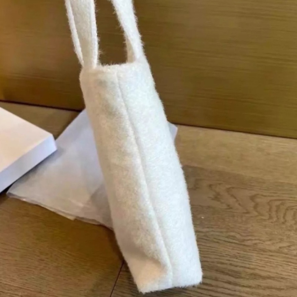 Chanel Beauté Soft Knit
Snow Metallic Mini Tote! - Picture 4 of 12